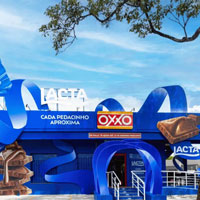 Oxxo transforma loja em ovo de páscoa Lacta e KitKat gigante